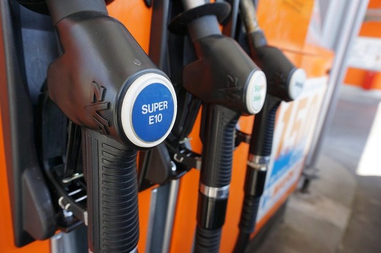 Prezzi benzina, ecco cosa cambia con la guerra in Israele