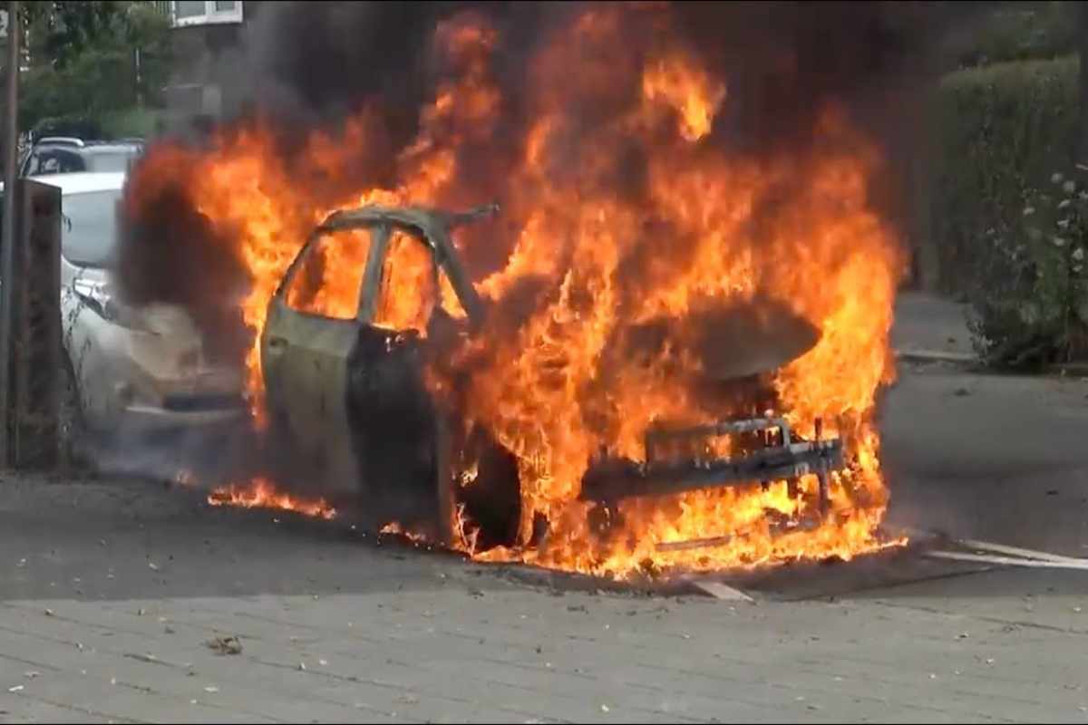 auto elettrica in fiamme