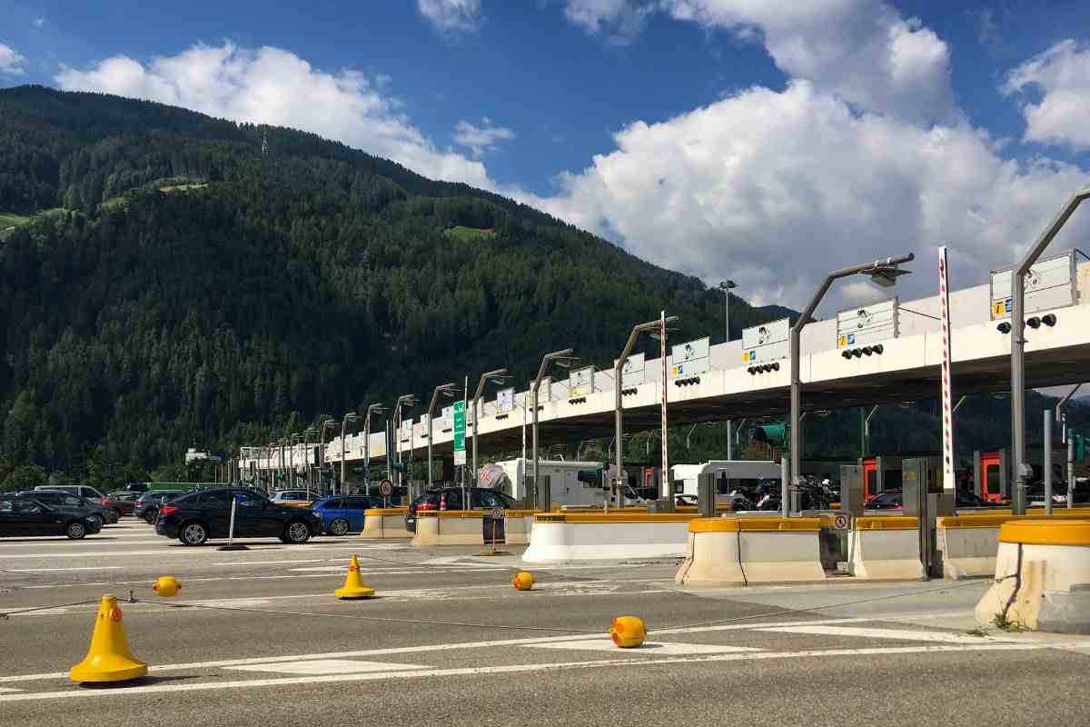 transito auto al casello dell'autostrada