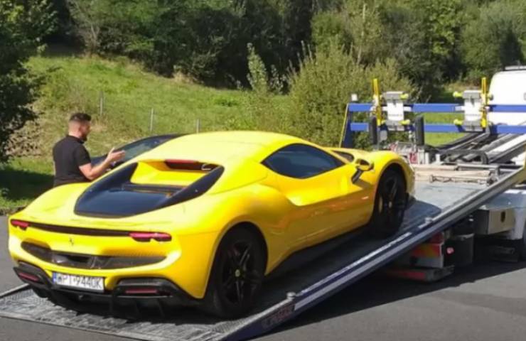 Sfreccia in Ferrari a 171 km/h e viene multato