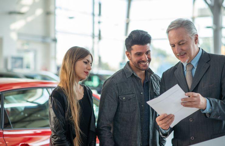 Coppia acquista nuova auto in autosalone