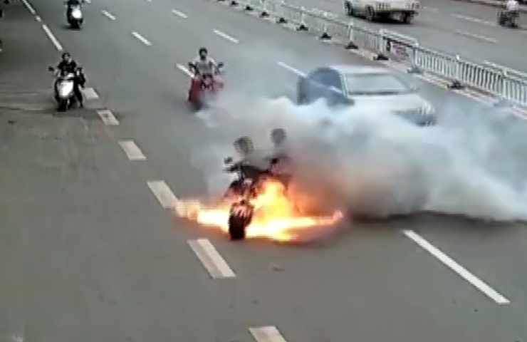 incendio di un'auto elettrica