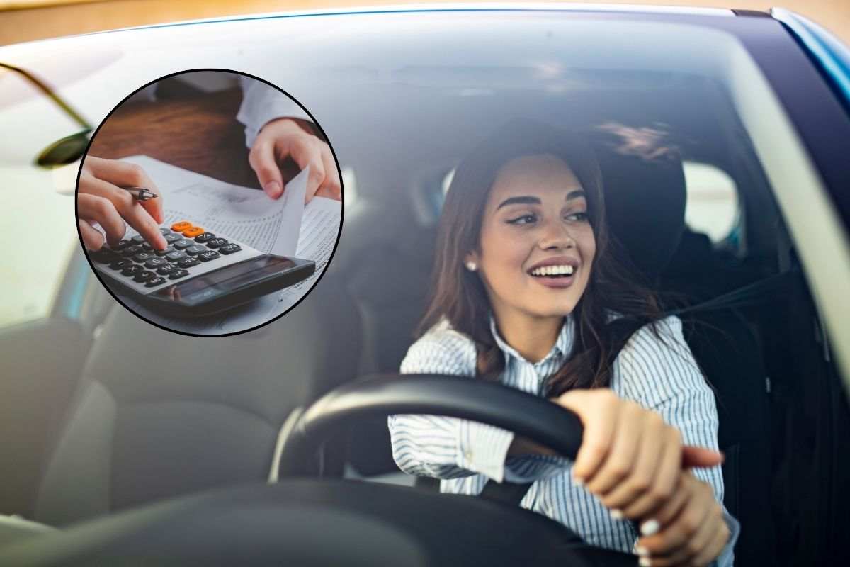 ragazza sorridente al volante dell'auto