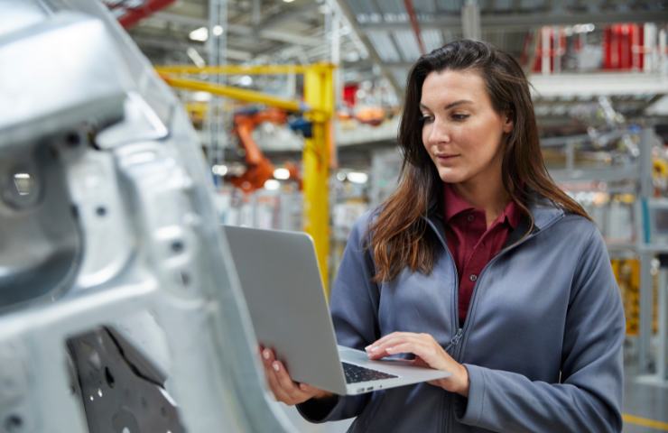 Al lavoro in uno stabilimento di auto