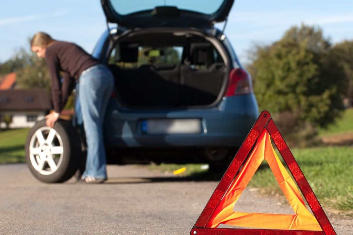 Auto ferma per una gomma forata