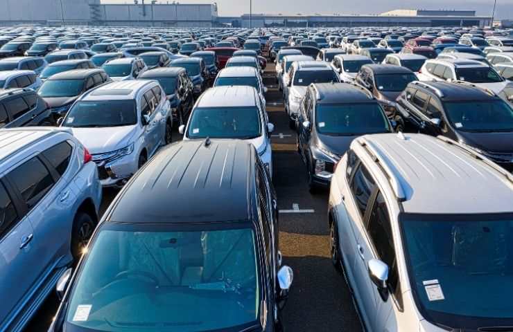 Automobili all'interno di uno stabilimento