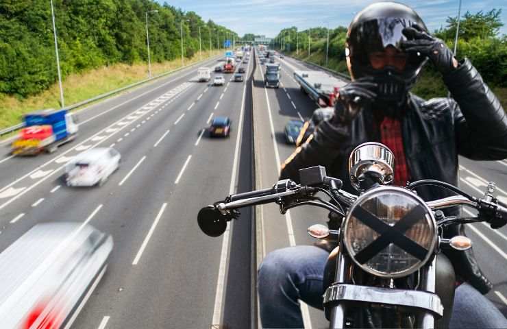 Motociclista in autostrada