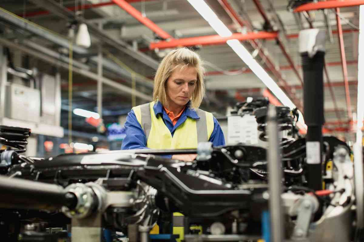 Operaia sul posto di lavoro