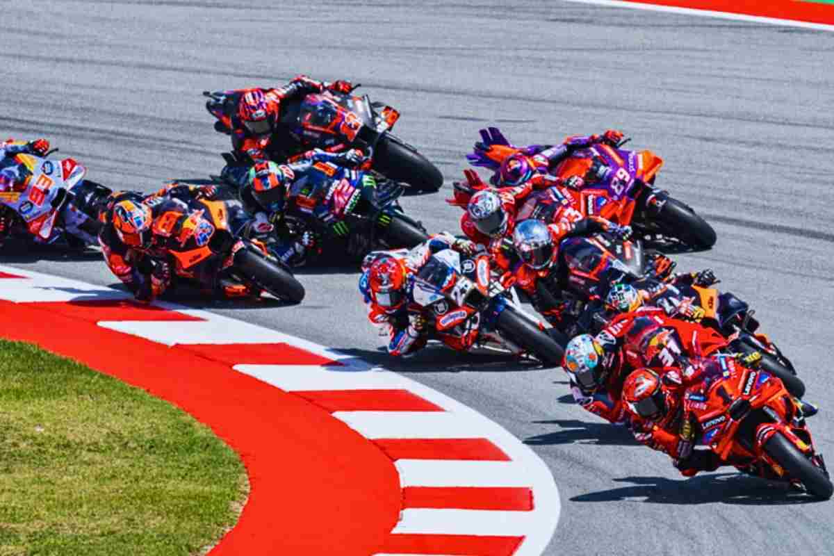 Piloti di MotoGP durante un gara