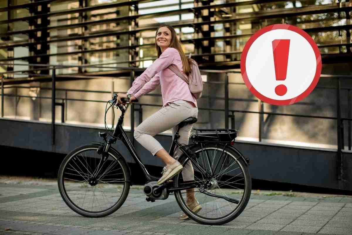 Ragazza circola su bici elettrica