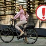 Ragazza in e-bike