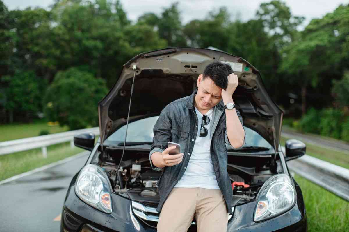 Ragazzo chiama soccorsi per auto ferma