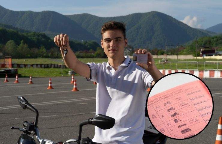 Ragazzo ha appena preso la patente per lo scooter