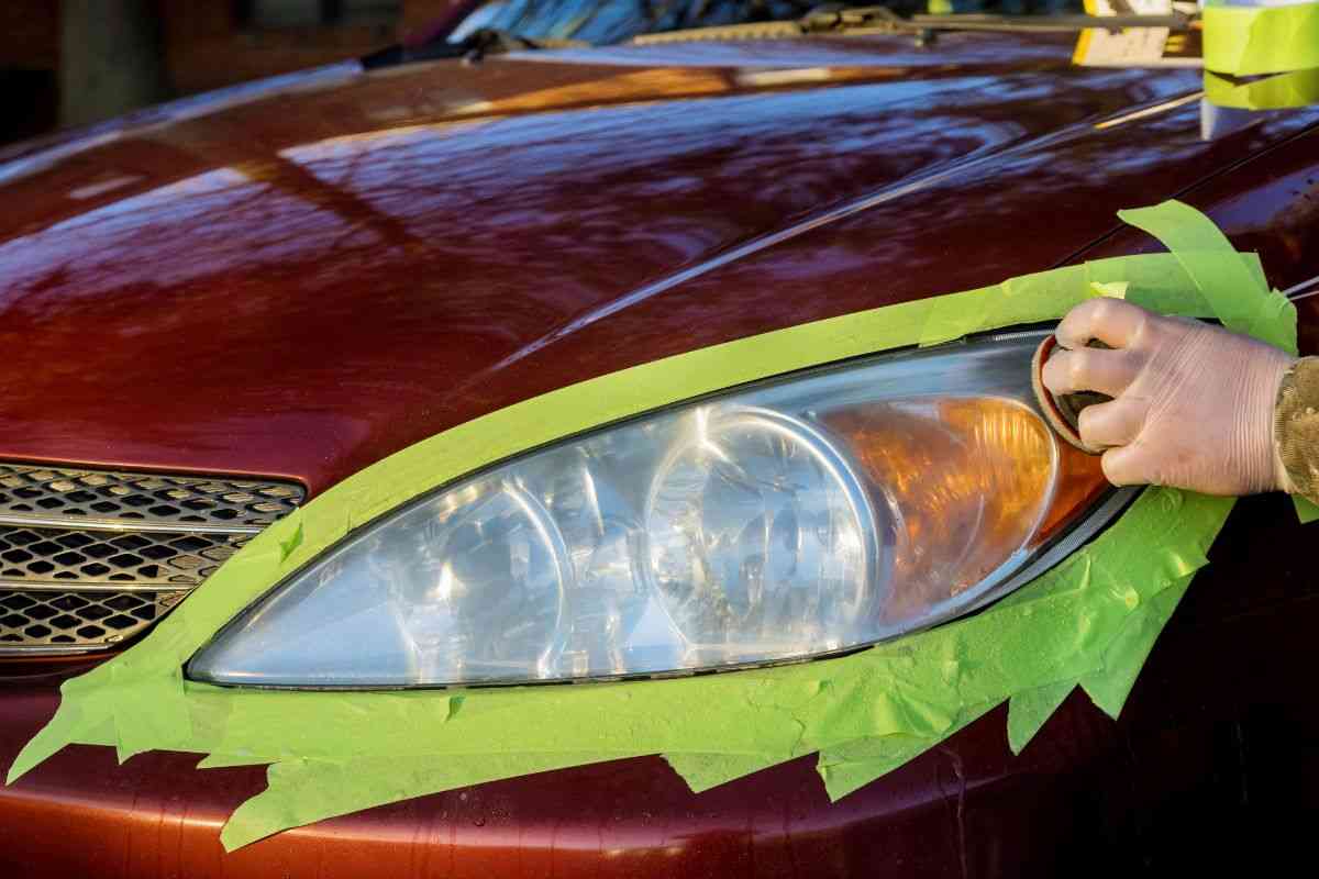 Rimozione dello sporco dal faro dell'auto