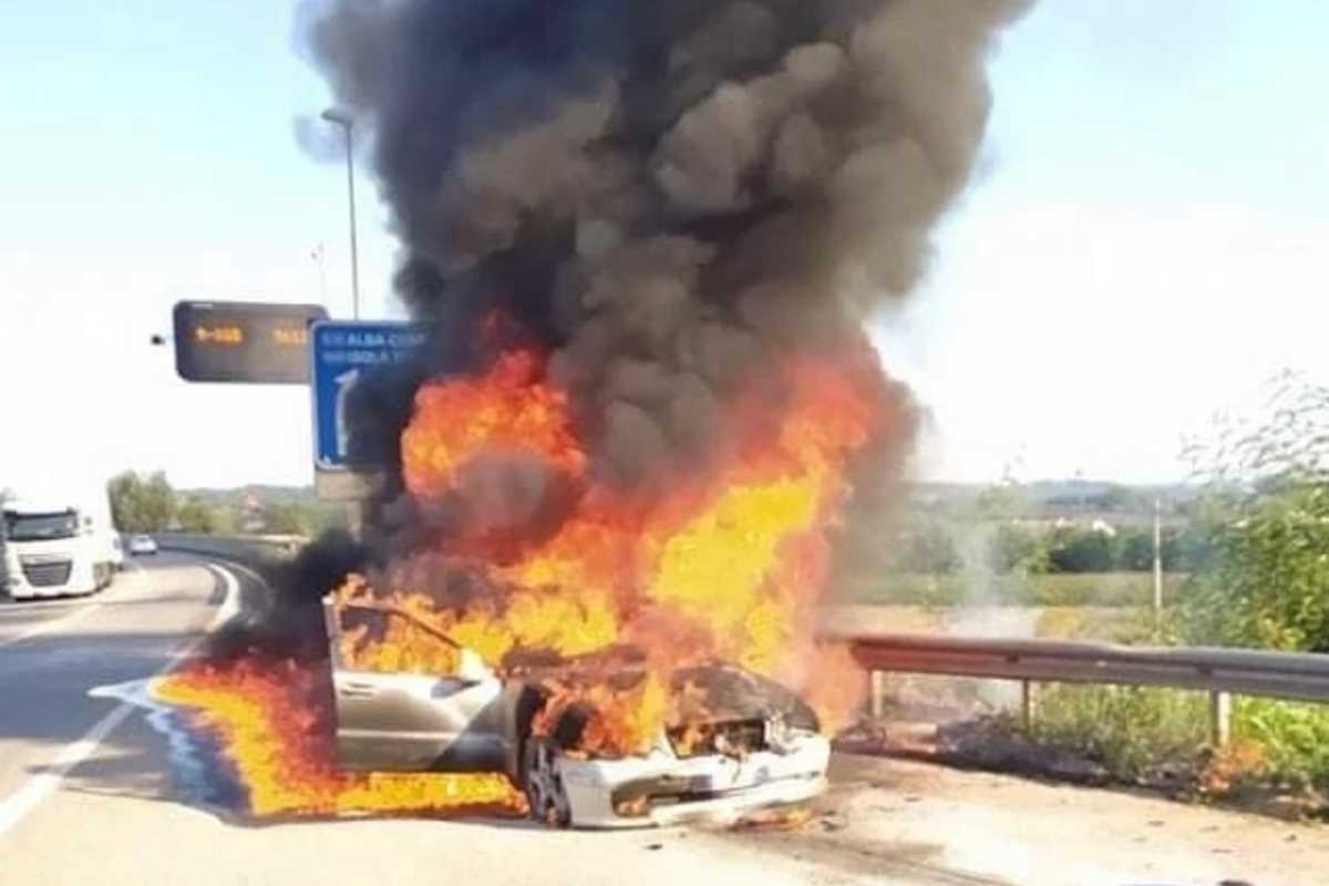 Auto incendiata