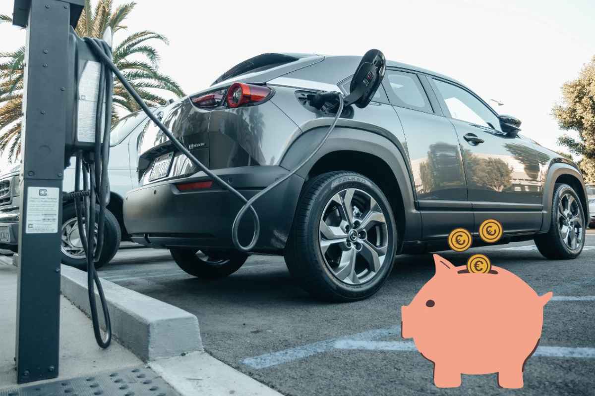 Un'auto elettrica in ricarica e davanti il disegno di un salvadanaio con degli euro 