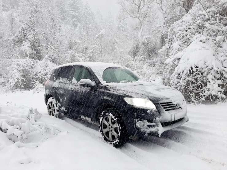 Auto strada innevata