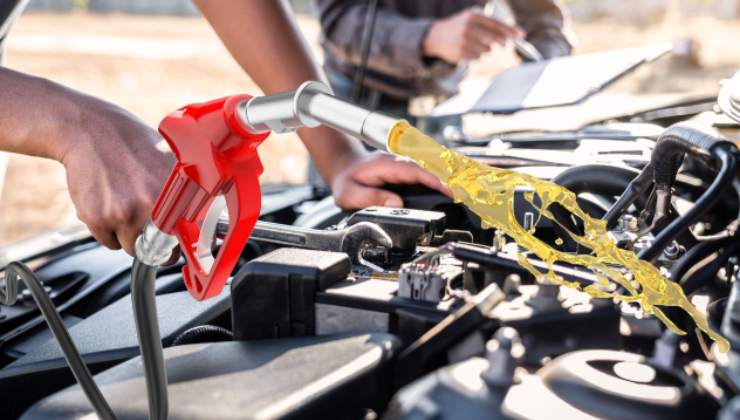 Il motore di un'auto e il disegno di una pompa di carburante