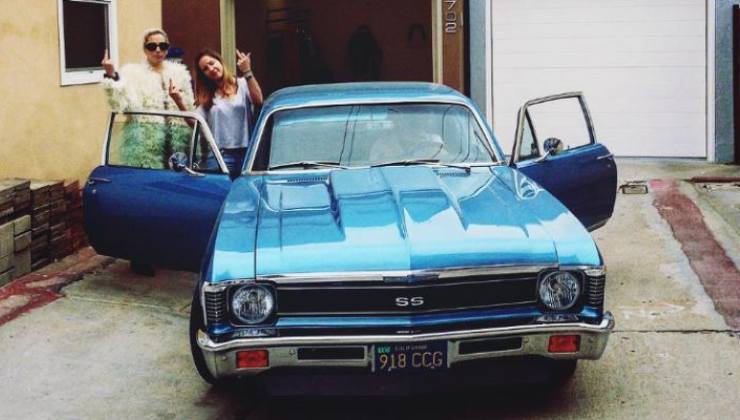 La Chevrolet Nova SS, Lady Gaga e un'altra donna