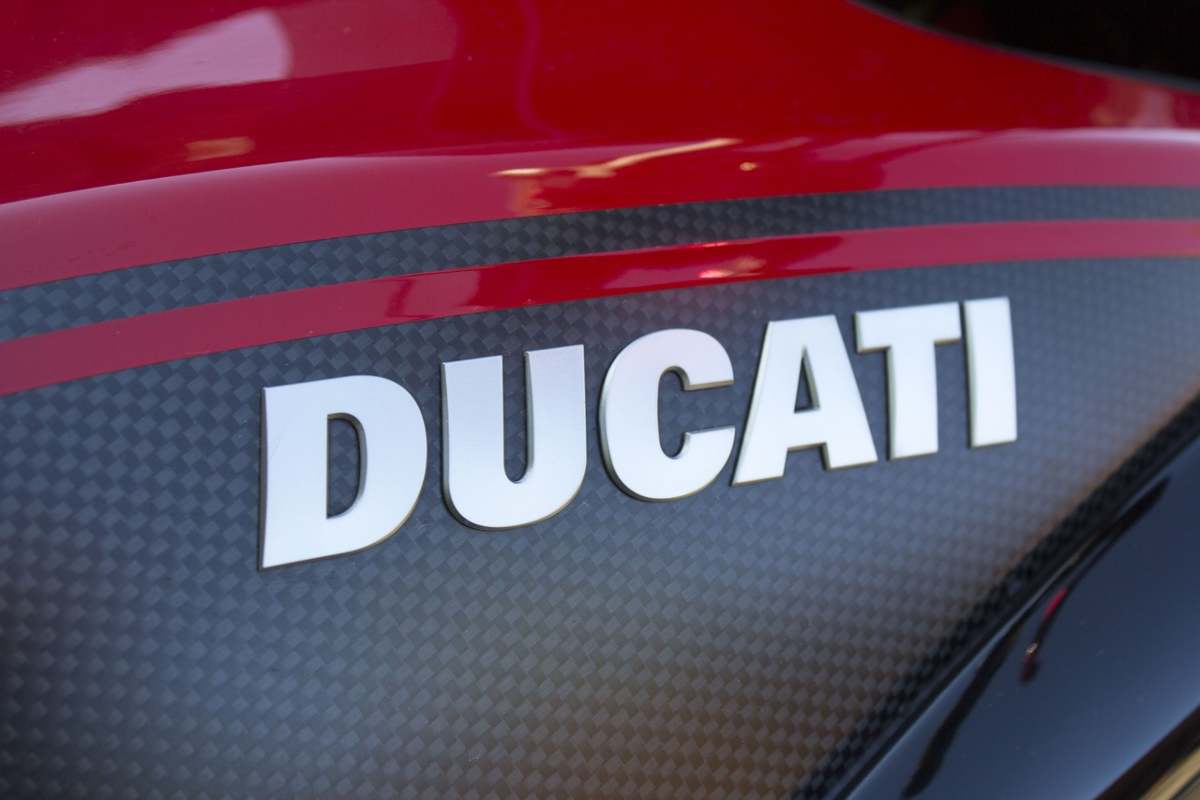 Scritta Ducati sulla carrozzeria di una moto