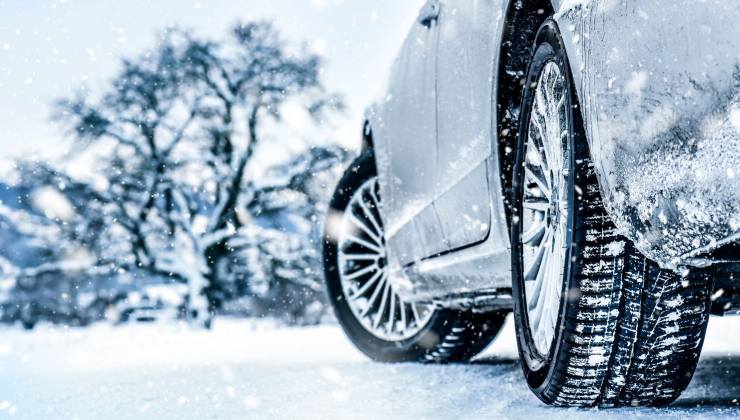 Un'auto su un fondo innevato con gomme invernali