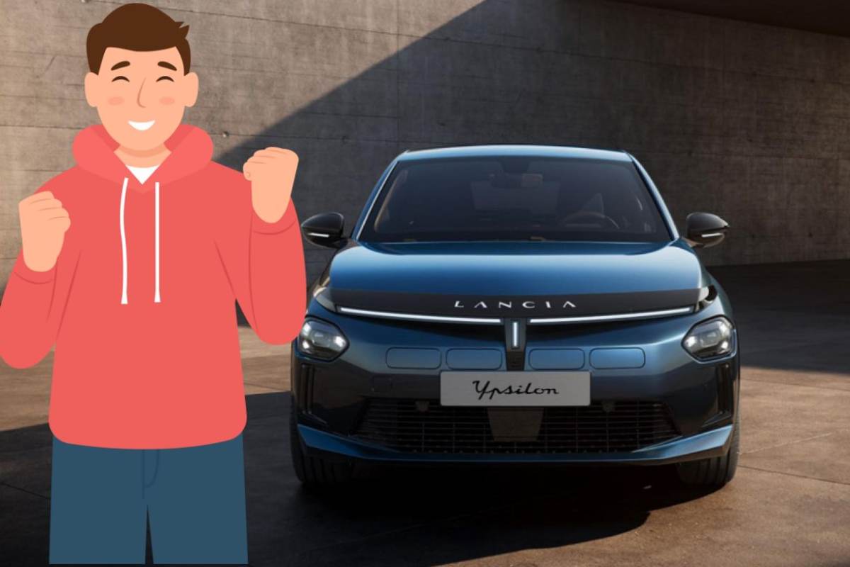 Disegno di un ragazzo felice e di fianco la foto di una Lancia Ypsilon