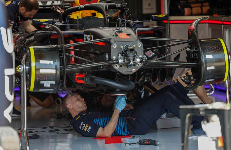 La Red Bull RB20 di Max Verstappen ai box