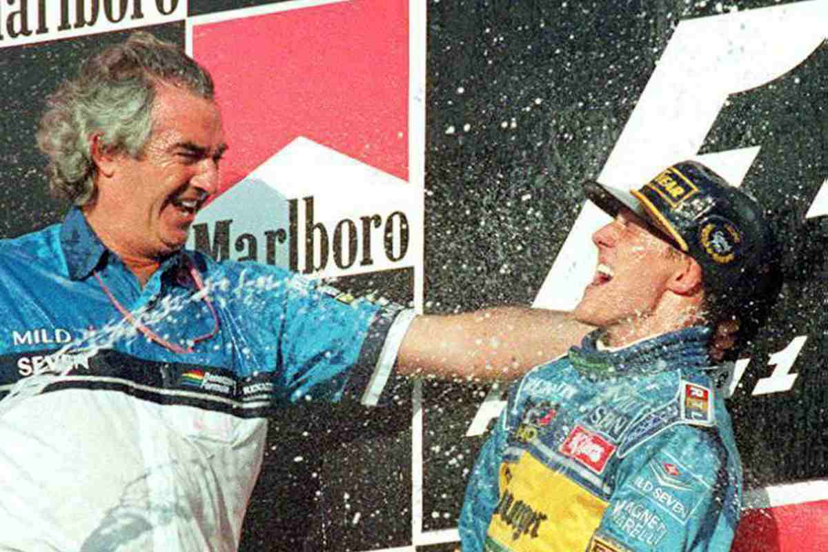 Michael Schumacher sul podio con Flavio Briatore