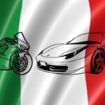 La bandiera italiana con due disegni di una moto e una supercar