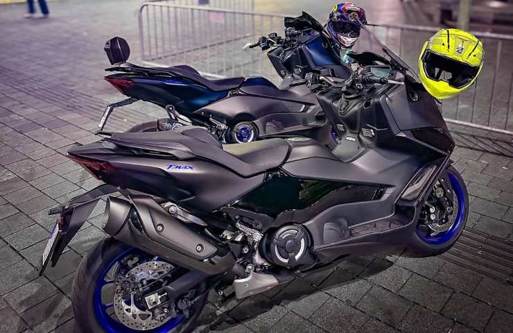 Yamaha TMax parcheggiato