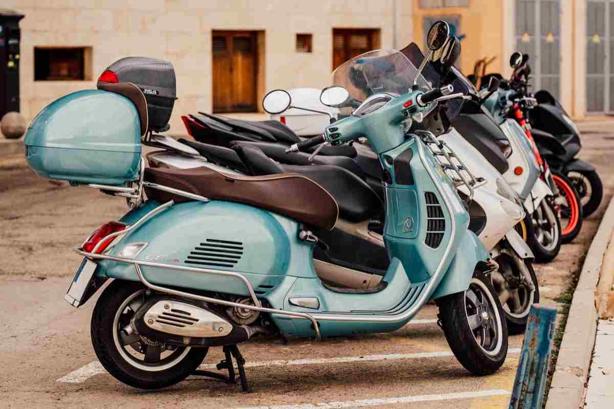 Serie di scooter parcheggiati