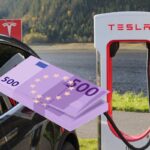 Una Tesla in carica e il disegno di alcune banconote da 500 euro