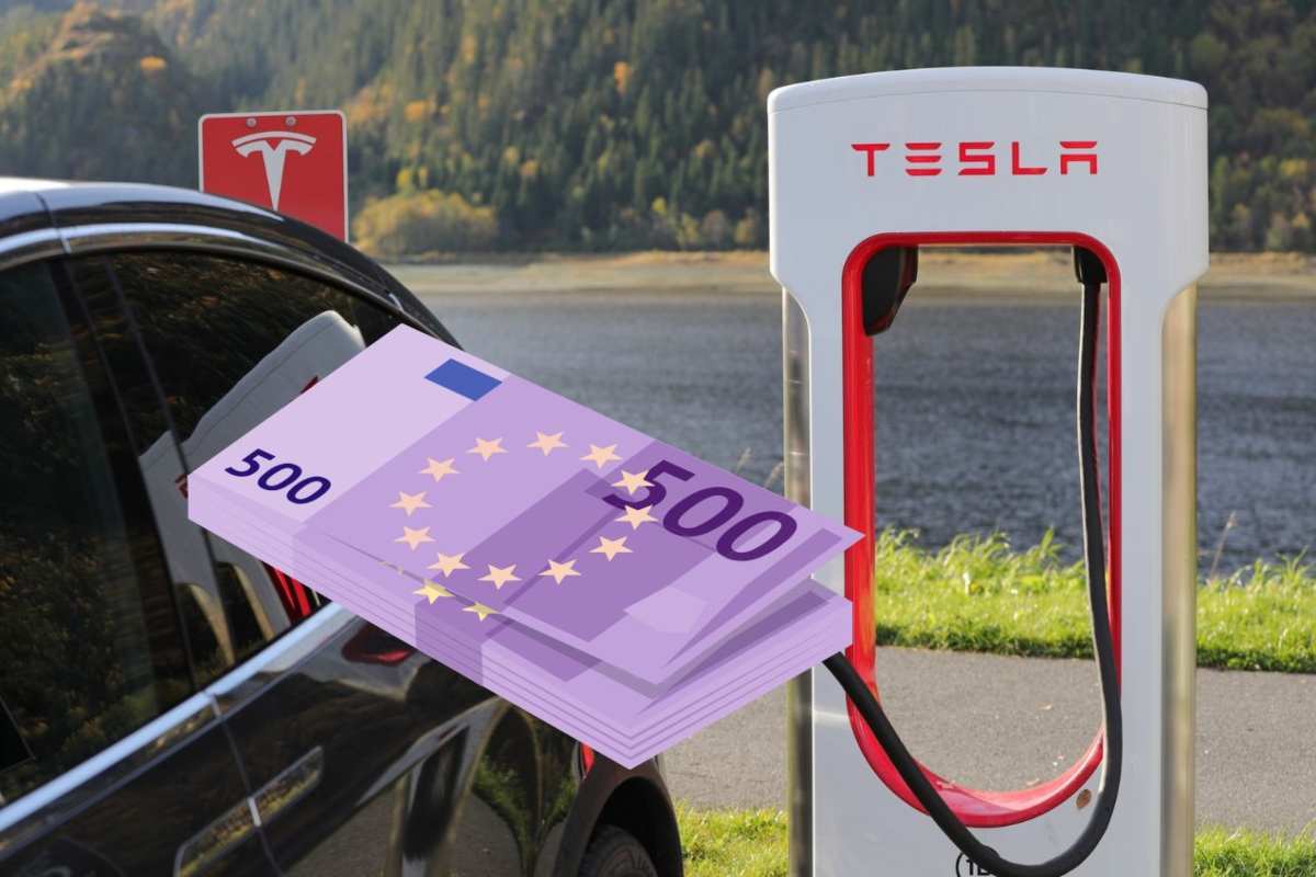 Una Tesla in carica  e il disegno di alcune banconote da 500 euro