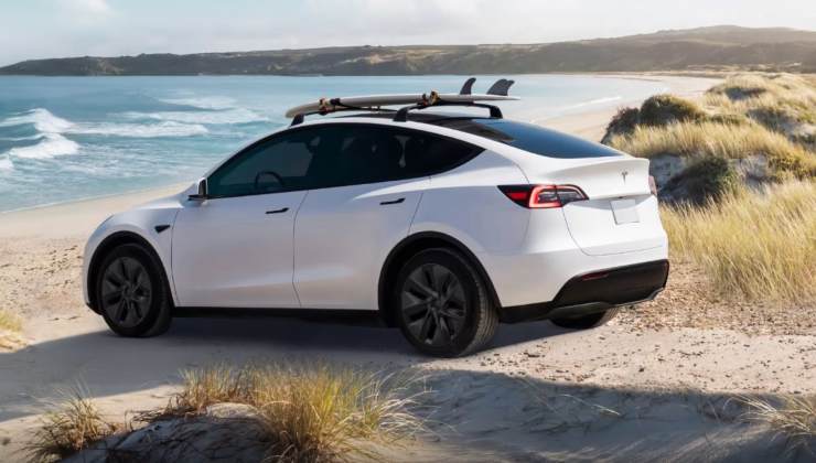 La Tesla Model Y su una spiaggia