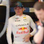 Max Verstappen preoccupato al box Red Bull