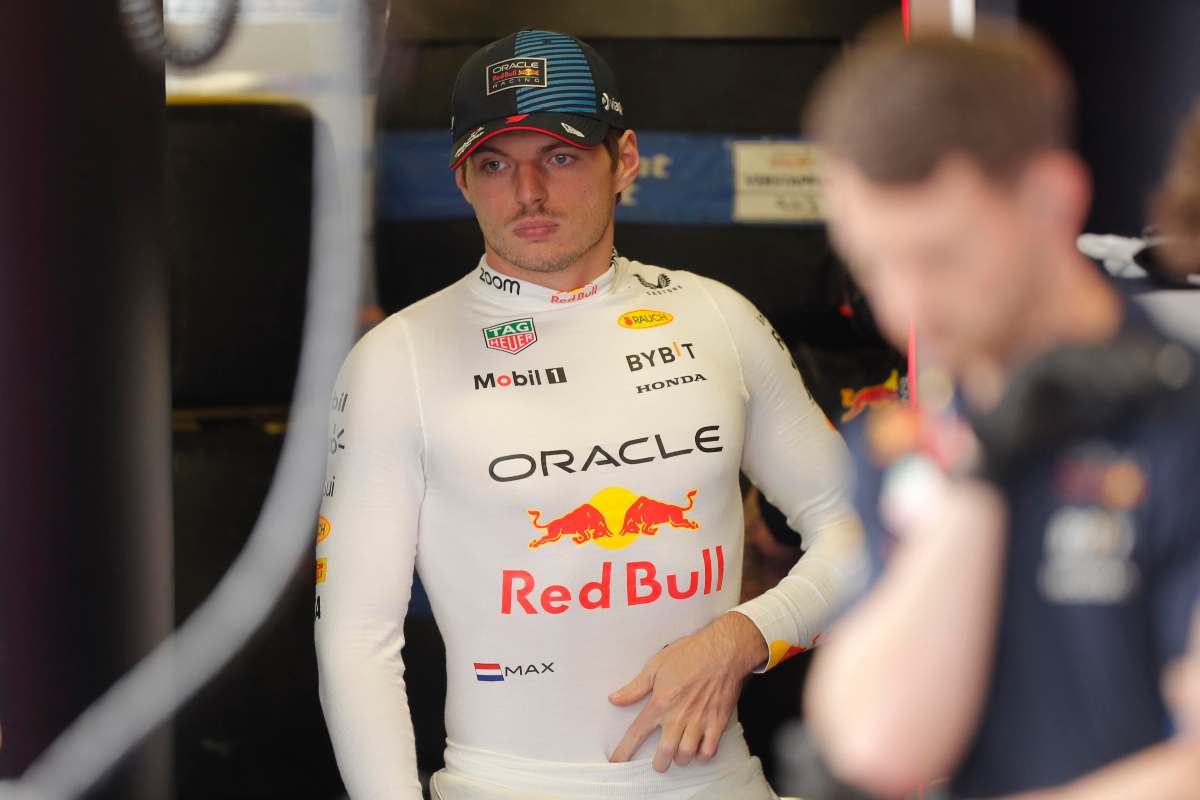 Max Verstappen preoccupato al box Red Bull