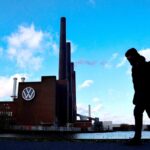 Fabbrica Volkswagen e una persona che cammina