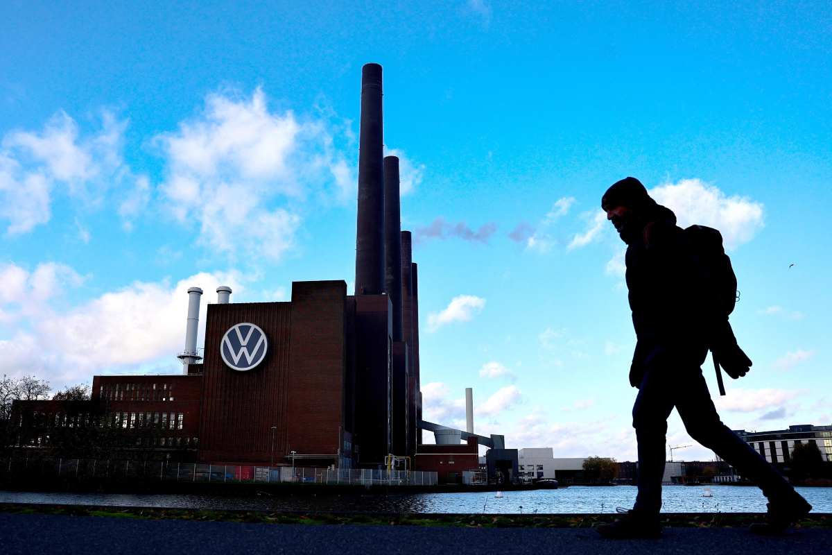 Fabbrica Volkswagen e una persona che cammina