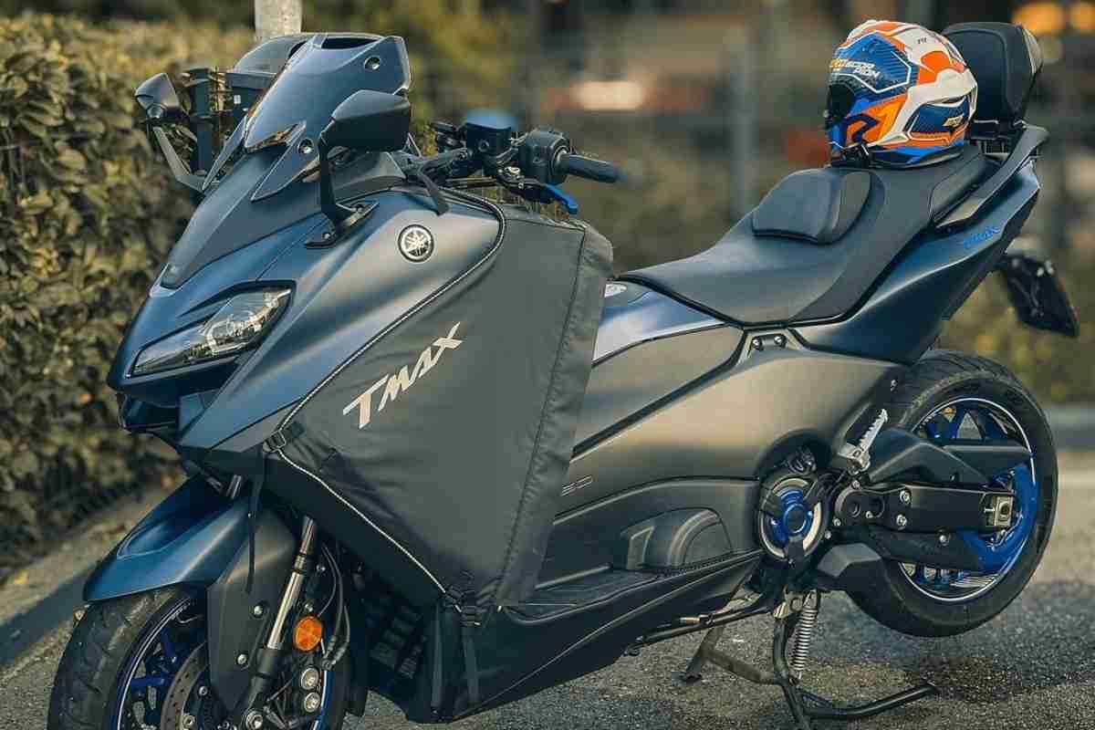 Yamaha TMax visto di profilo