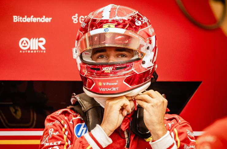 Charles Leclerc con il casco della Ferrari