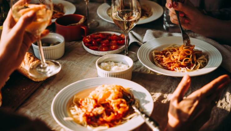 Un tavolo imbandito al ristorante con calici di vino