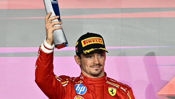 Charles Leclerc sul podio solleva il trofeo ricevuto