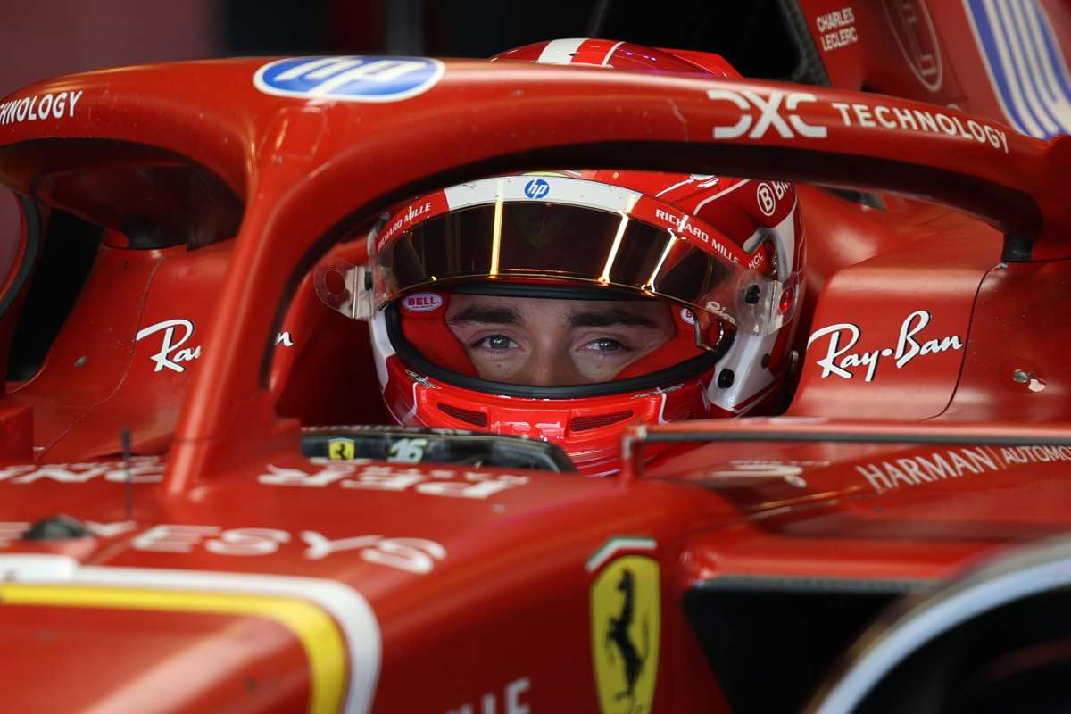 Charles Leclerc nell'abitacolo della sua Ferrari