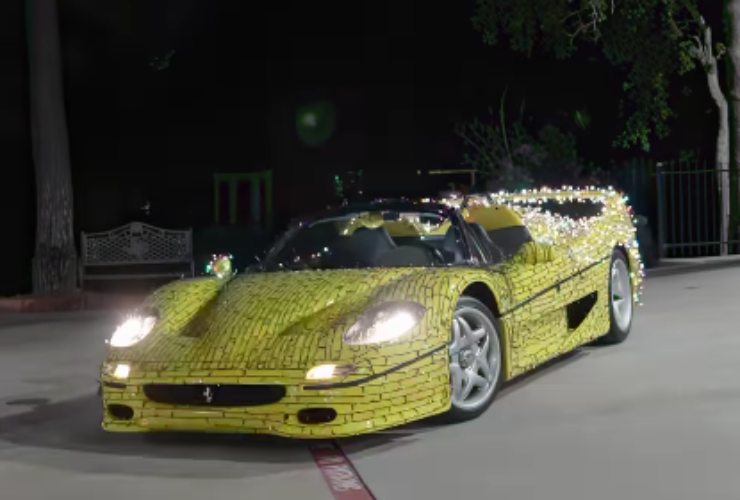 Ferrari addobbata per le feste di Natale