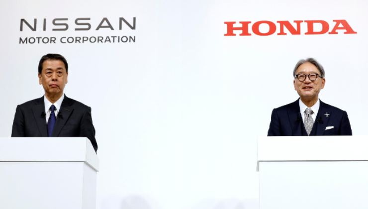 Gli amministratori delegati di Honda e Nissan durante la conferenza stampa