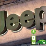 il logo Jeep e in basso a destra il disegno di un'auto elettrica in ricarica