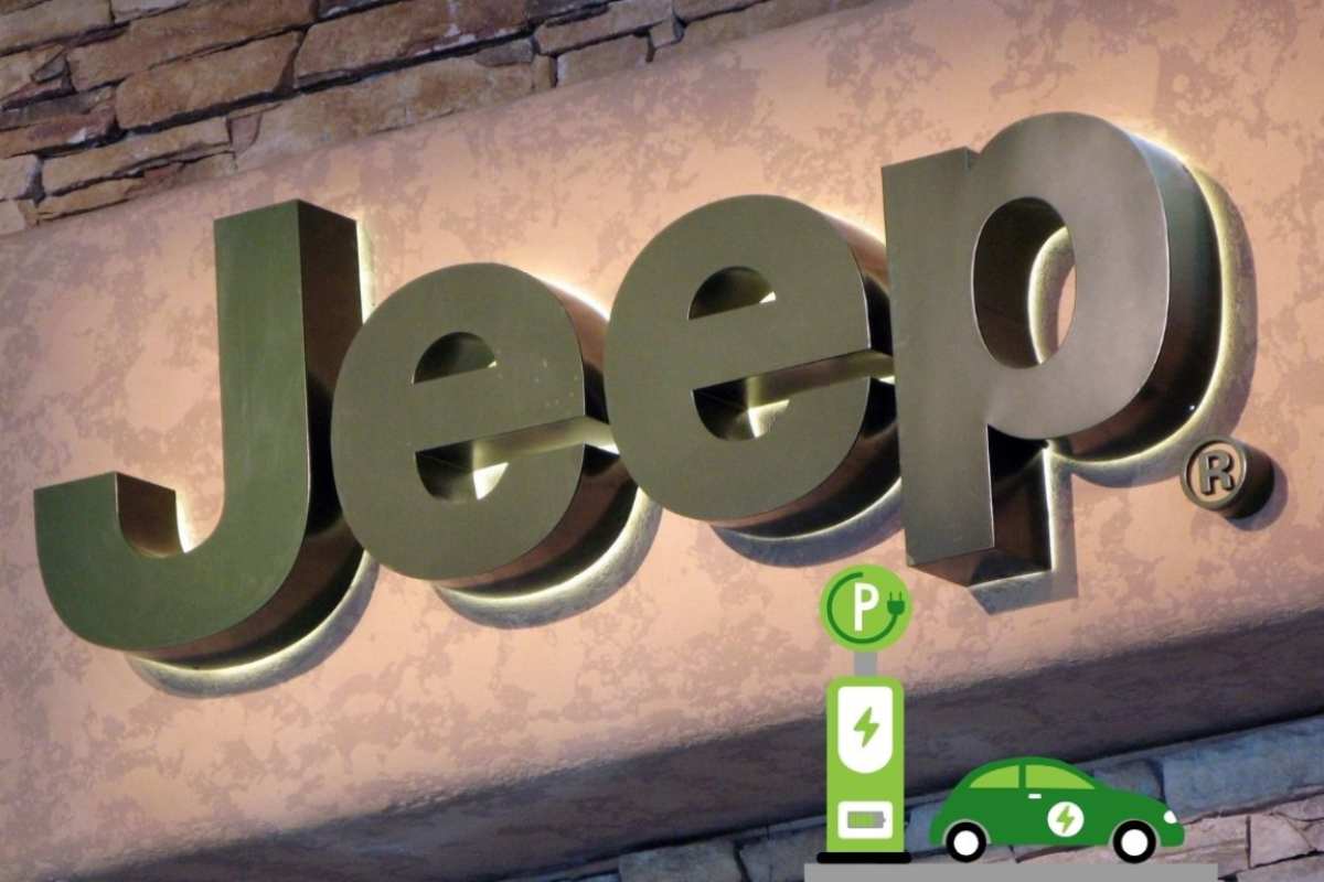 il logo Jeep e in basso a destra il disegno di un'auto elettrica in ricarica