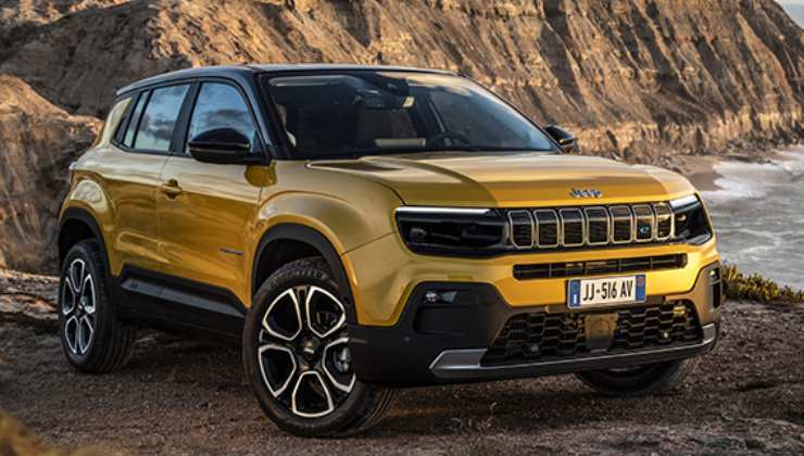 La Jeep Avanger su una spiaggia