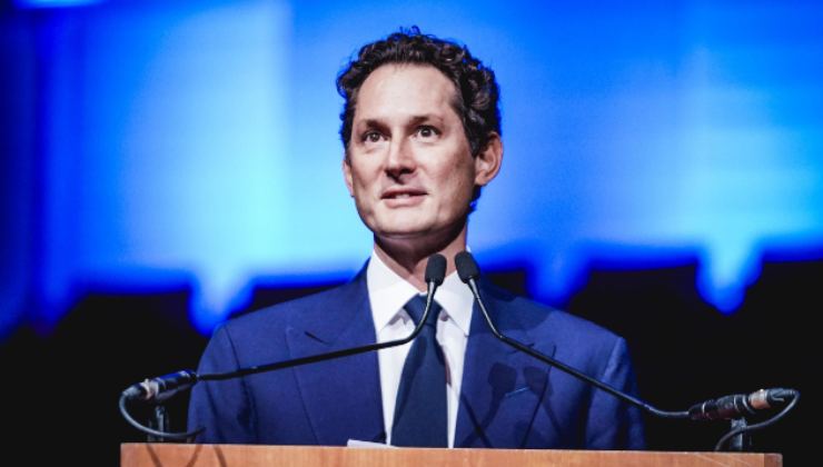 John Elkann durante una conferenza