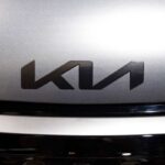 Il logo KIA sulla carrozzeria di un'auto